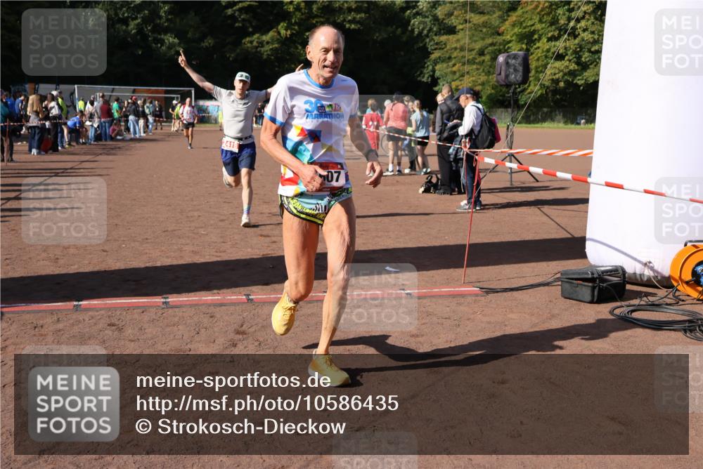 27.09.2026 - 35. Volkslauf durch das schöne Alstertal Strokosch-Dieckow http://msf.ph/oto/10586435 27.09.2026 12:10:21 Ziel 1077, 1568, 1607, 2418, 2420 meine-sportfotos.de