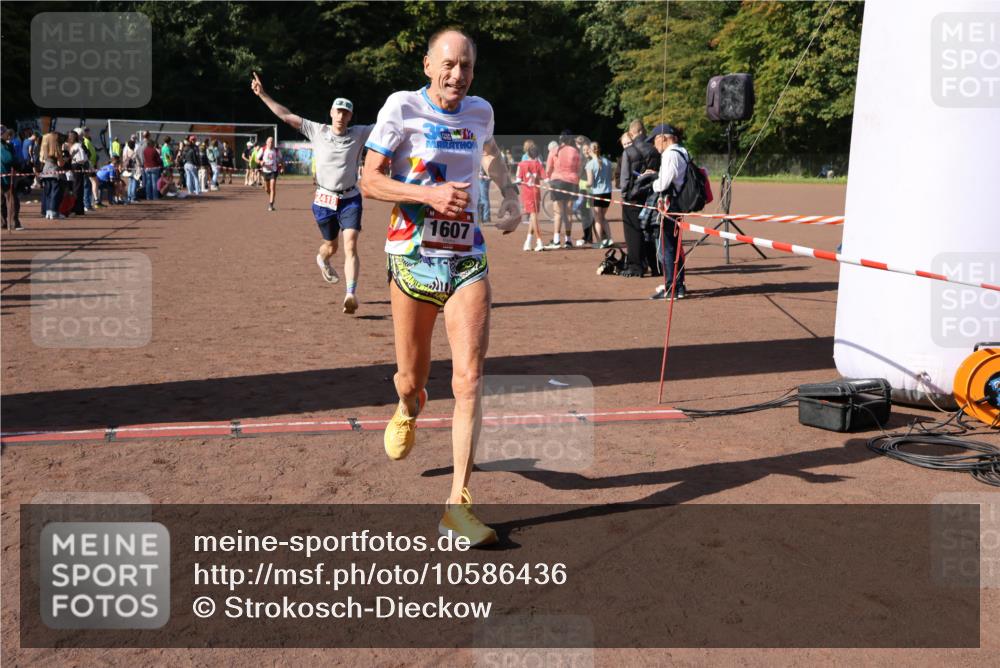 27.09.2026 - 35. Volkslauf durch das schöne Alstertal Strokosch-Dieckow http://msf.ph/oto/10586436 27.09.2026 12:10:21 Ziel 1077, 1568, 1607, 2418, 2420 meine-sportfotos.de