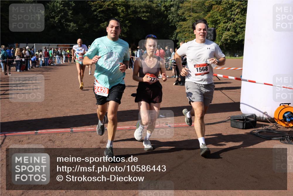27.09.2026 - 35. Volkslauf durch das schöne Alstertal Strokosch-Dieckow http://msf.ph/oto/10586443 27.09.2026 12:10:19 Ziel 1040, 1049, 1077, 1116, 1568, 1607, 2418, 2420 meine-sportfotos.de