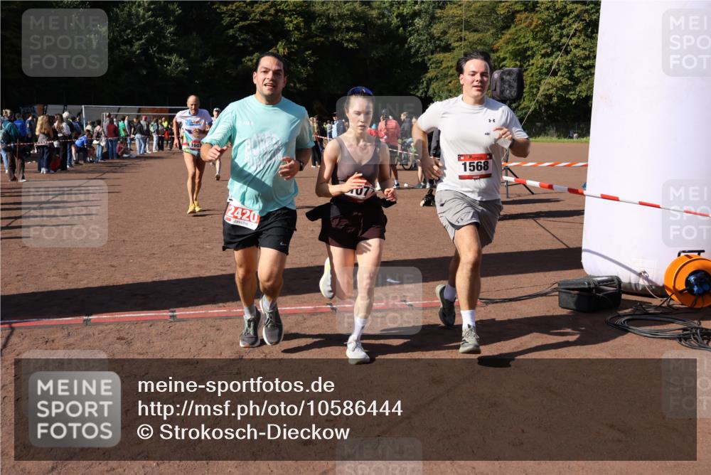 27.09.2026 - 35. Volkslauf durch das schöne Alstertal Strokosch-Dieckow http://msf.ph/oto/10586444 27.09.2026 12:10:18 Ziel 1040, 1049, 1077, 1116, 1568, 1607, 2418, 2420 meine-sportfotos.de