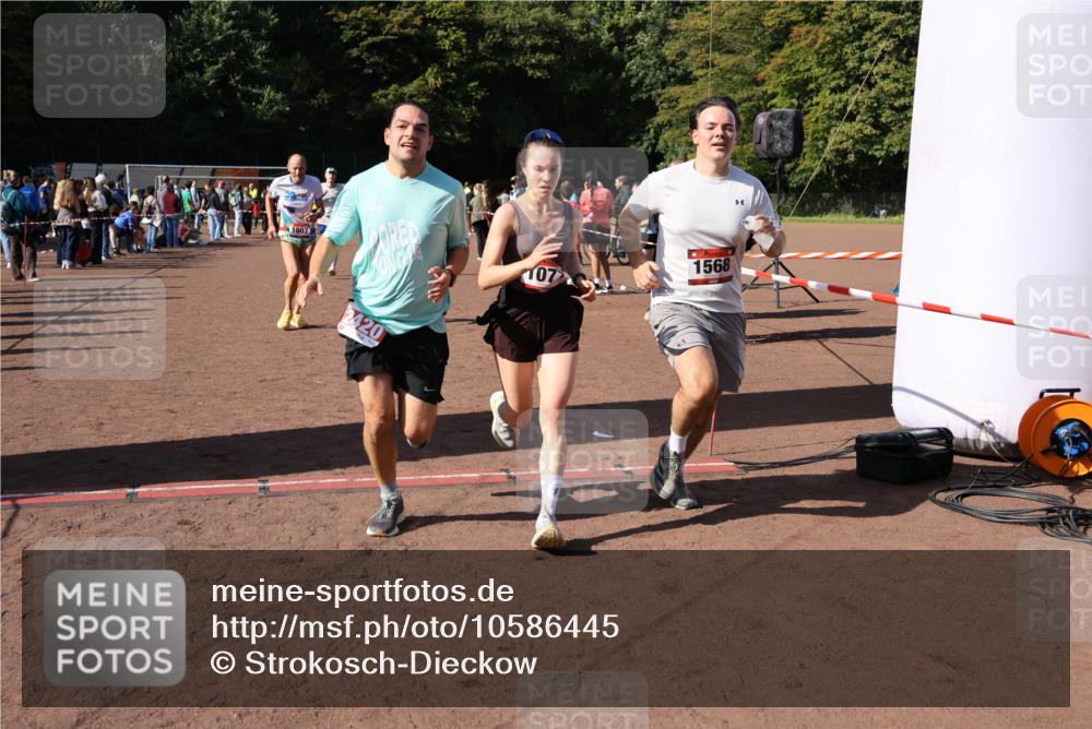 27.09.2026 - 35. Volkslauf durch das schöne Alstertal Strokosch-Dieckow http://msf.ph/oto/10586445 27.09.2026 12:10:18 Ziel 1040, 1049, 1077, 1116, 1568, 1607, 2418, 2420 meine-sportfotos.de
