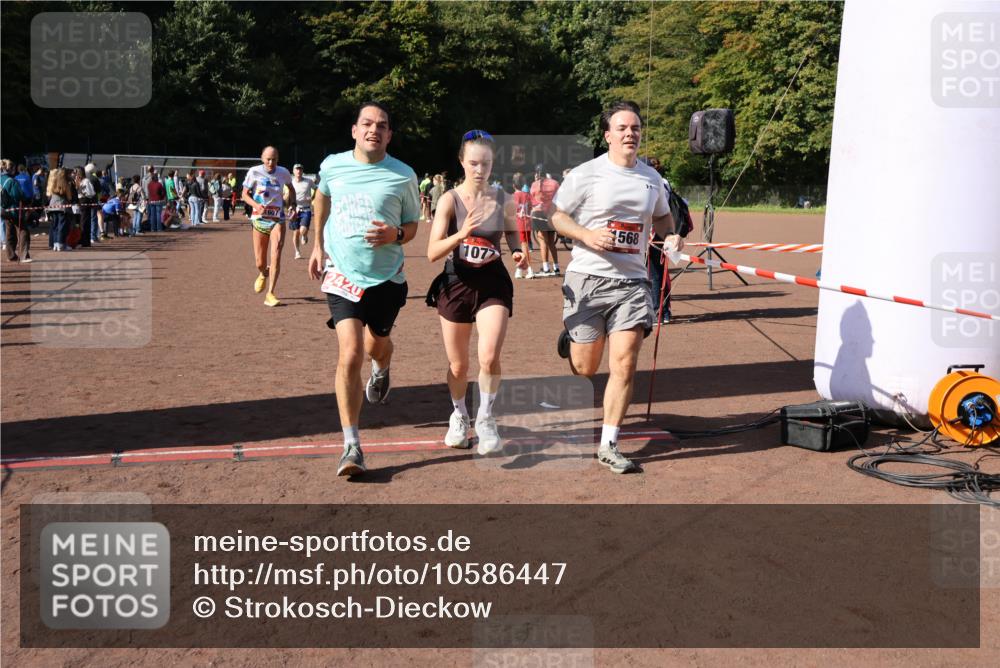 27.09.2026 - 35. Volkslauf durch das schöne Alstertal Strokosch-Dieckow http://msf.ph/oto/10586447 27.09.2026 12:10:18 Ziel 1040, 1049, 1077, 1116, 1568, 1607, 2418, 2420 meine-sportfotos.de