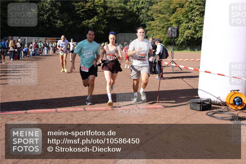 27.09.2026 - 35. Volkslauf durch das schöne Alstertal Strokosch-Dieckow http://msf.ph/oto/10586450 27.09.2026 12:10:18 Ziel 1040, 1049, 1077, 1116, 1568, 1607, 2418, 2420 meine-sportfotos.de