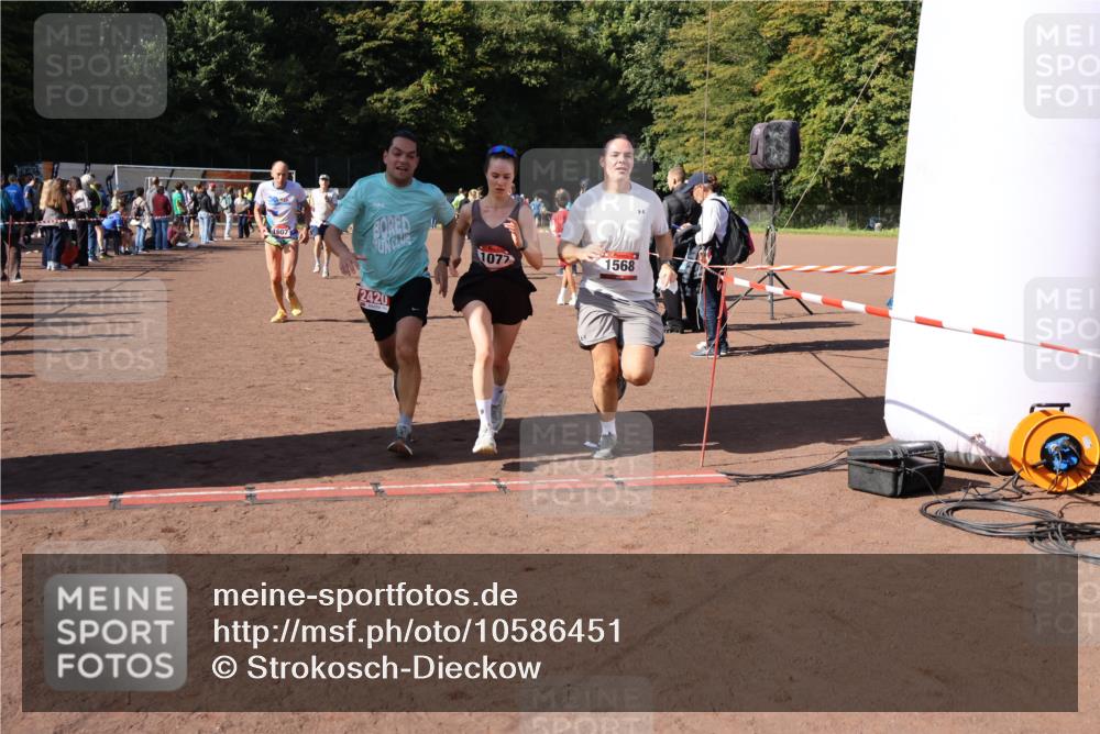 27.09.2026 - 35. Volkslauf durch das schöne Alstertal Strokosch-Dieckow http://msf.ph/oto/10586451 27.09.2026 12:10:18 Ziel 1040, 1049, 1077, 1116, 1568, 1607, 2418, 2420 meine-sportfotos.de