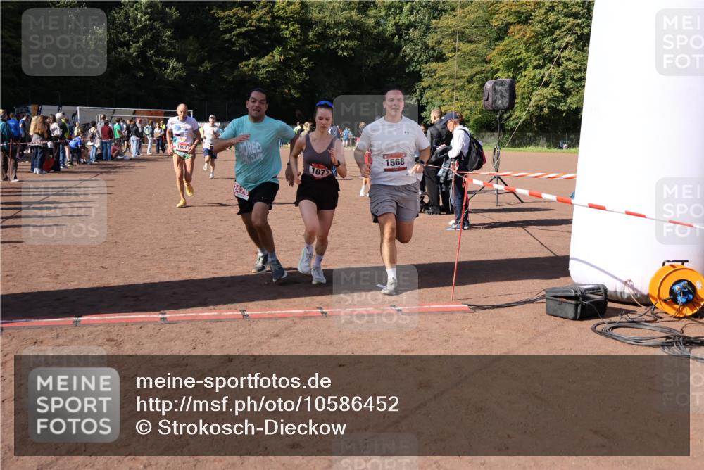 27.09.2026 - 35. Volkslauf durch das schöne Alstertal Strokosch-Dieckow http://msf.ph/oto/10586452 27.09.2026 12:10:18 Ziel 1040, 1049, 1077, 1116, 1568, 1607, 2418, 2420 meine-sportfotos.de