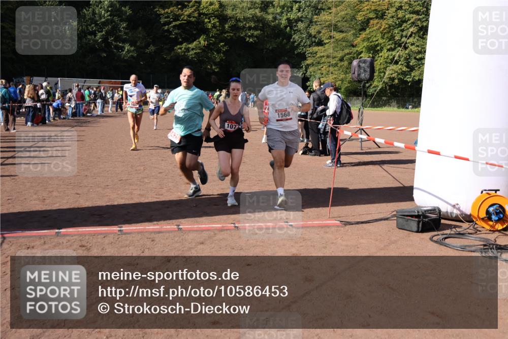 27.09.2026 - 35. Volkslauf durch das schöne Alstertal Strokosch-Dieckow http://msf.ph/oto/10586453 27.09.2026 12:10:18 Ziel 1040, 1049, 1077, 1116, 1568, 1607, 2418, 2420 meine-sportfotos.de