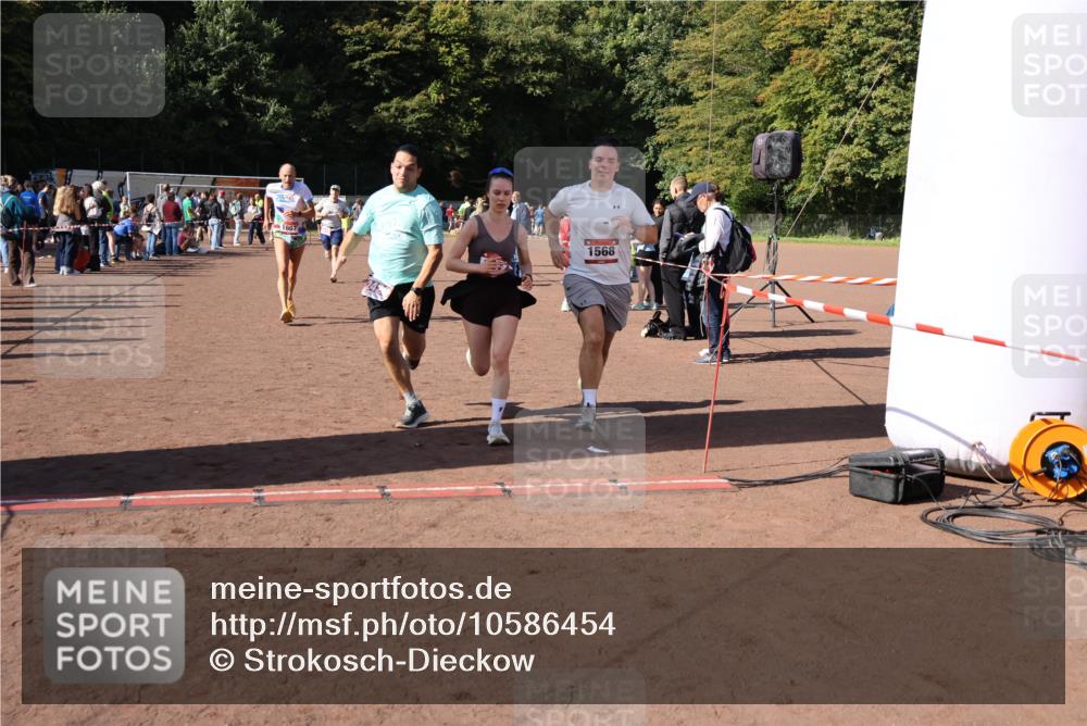 27.09.2026 - 35. Volkslauf durch das schöne Alstertal Strokosch-Dieckow http://msf.ph/oto/10586454 27.09.2026 12:10:18 Ziel 1040, 1049, 1077, 1116, 1568, 1607, 2418, 2420 meine-sportfotos.de