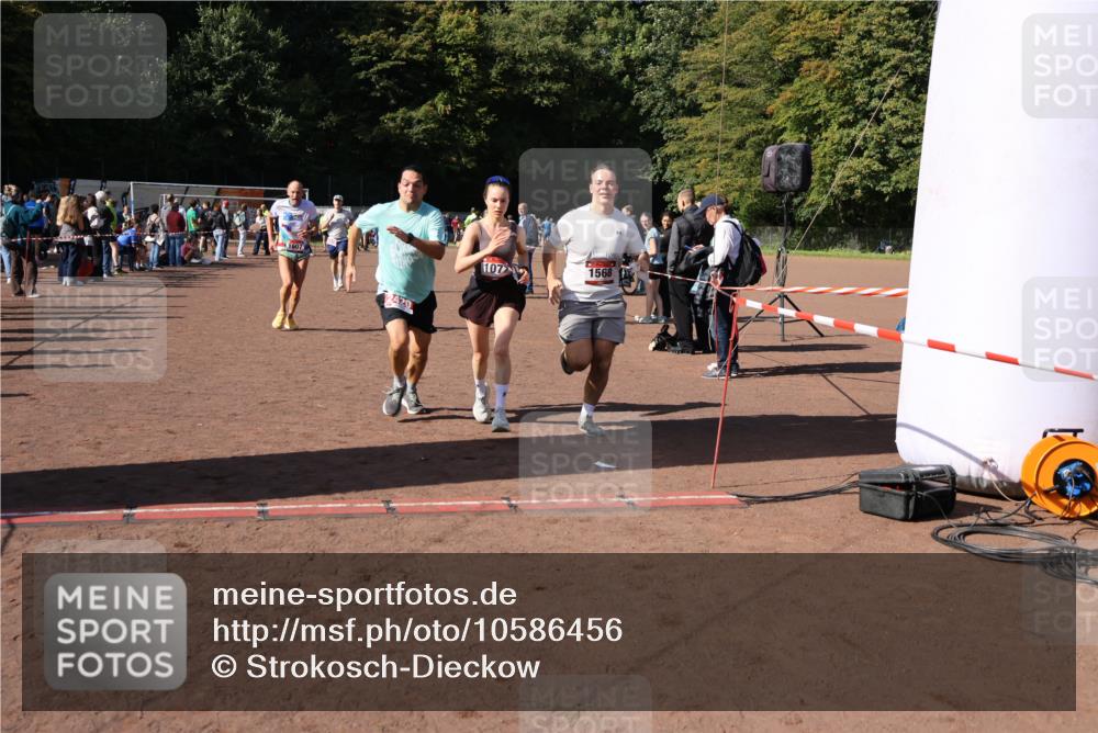 27.09.2026 - 35. Volkslauf durch das schöne Alstertal Strokosch-Dieckow http://msf.ph/oto/10586456 27.09.2026 12:10:18 Ziel 1040, 1049, 1077, 1116, 1568, 1607, 2418, 2420 meine-sportfotos.de