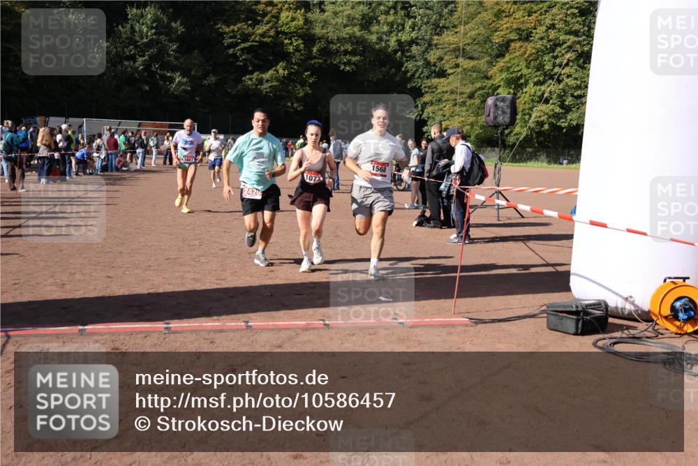 27.09.2026 - 35. Volkslauf durch das schöne Alstertal Strokosch-Dieckow http://msf.ph/oto/10586457 27.09.2026 12:10:18 Ziel 1040, 1049, 1077, 1116, 1568, 1607, 2418, 2420 meine-sportfotos.de