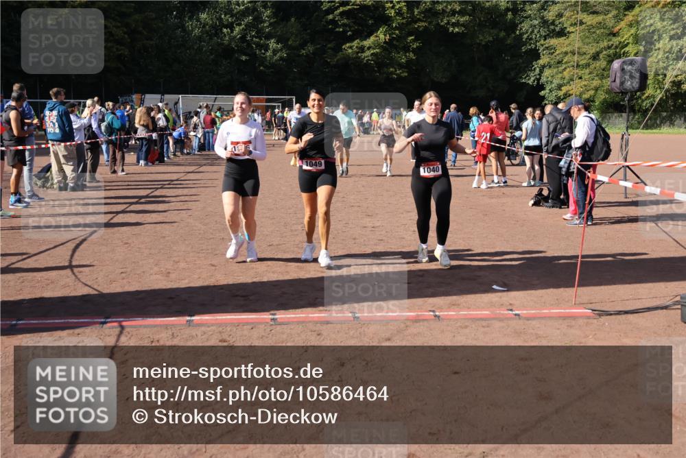 27.09.2026 - 35. Volkslauf durch das schöne Alstertal Strokosch-Dieckow http://msf.ph/oto/10586464 27.09.2026 12:10:15 Ziel 1040, 1049, 1077, 1116, 1568, 1607, 2418, 2420, 2439 meine-sportfotos.de
