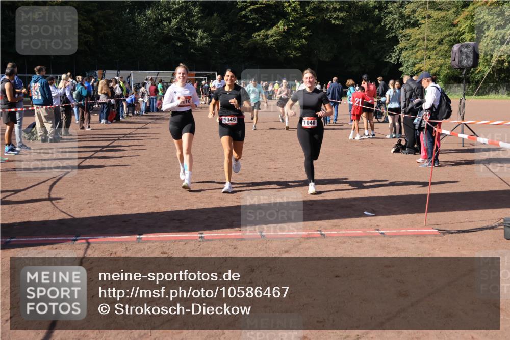 27.09.2026 - 35. Volkslauf durch das schöne Alstertal Strokosch-Dieckow http://msf.ph/oto/10586467 27.09.2026 12:10:14 Ziel 1040, 1049, 1077, 1116, 1568, 1607, 2328, 2418, 2420, 2439 meine-sportfotos.de