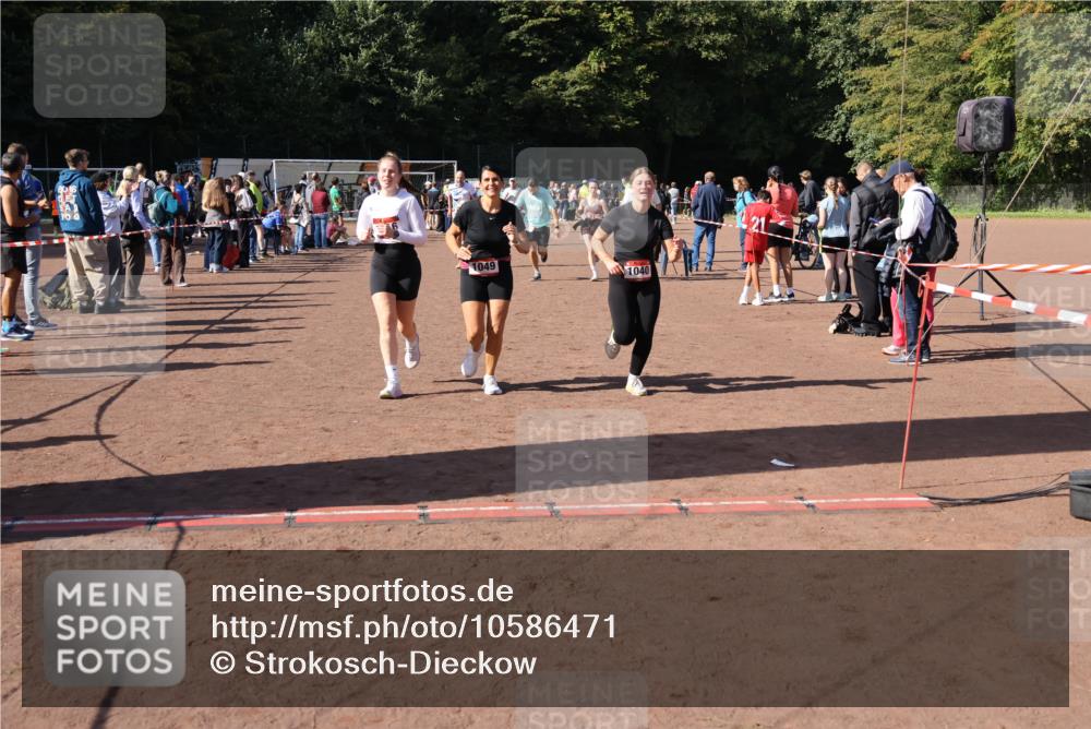 27.09.2026 - 35. Volkslauf durch das schöne Alstertal Strokosch-Dieckow http://msf.ph/oto/10586471 27.09.2026 12:10:14 Ziel 1040, 1049, 1077, 1116, 1568, 1607, 2328, 2418, 2420, 2439 meine-sportfotos.de