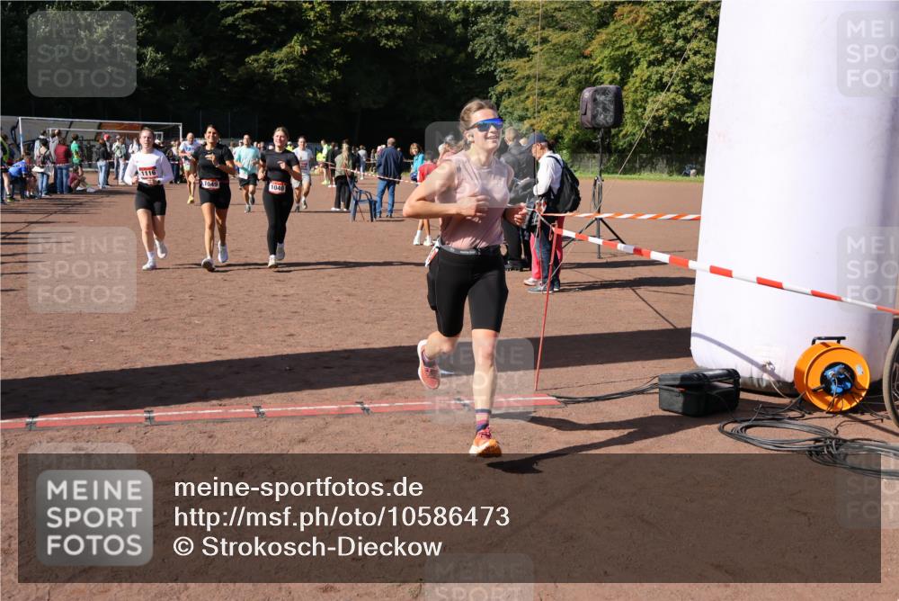 27.09.2026 - 35. Volkslauf durch das schöne Alstertal Strokosch-Dieckow http://msf.ph/oto/10586473 27.09.2026 12:10:13 Ziel 1040, 1049, 1077, 1116, 1568, 1607, 2328, 2420, 2439 meine-sportfotos.de