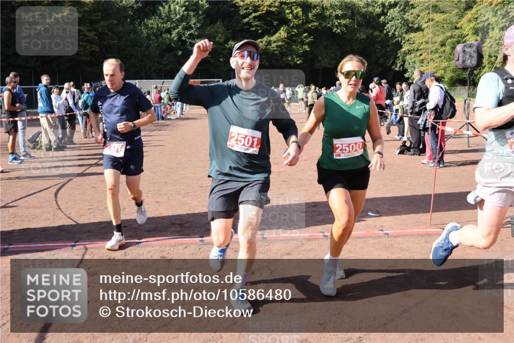 27.09.2026 - 35. Volkslauf durch das schöne Alstertal Strokosch-Dieckow http://msf.ph/oto/10586480 27.09.2026 12:10:04 Ziel 2328, 2367, 2376, 2431, 2500, 2501 meine-sportfotos.de