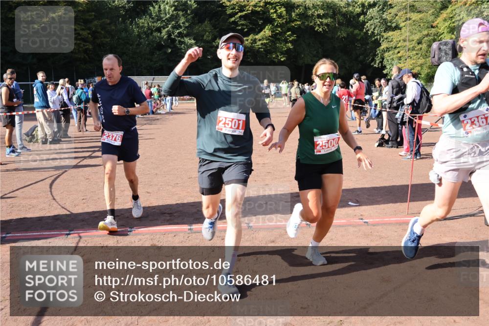 27.09.2026 - 35. Volkslauf durch das schöne Alstertal Strokosch-Dieckow http://msf.ph/oto/10586481 27.09.2026 12:10:04 Ziel 2328, 2367, 2376, 2431, 2500, 2501 meine-sportfotos.de