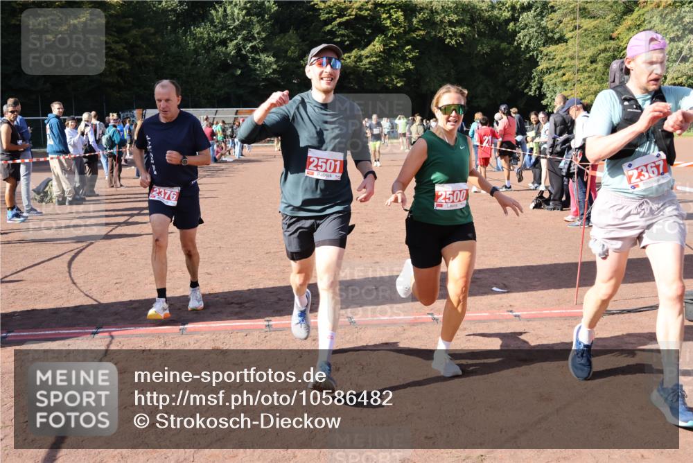 27.09.2026 - 35. Volkslauf durch das schöne Alstertal Strokosch-Dieckow http://msf.ph/oto/10586482 27.09.2026 12:10:04 Ziel 2328, 2367, 2376, 2431, 2500, 2501 meine-sportfotos.de