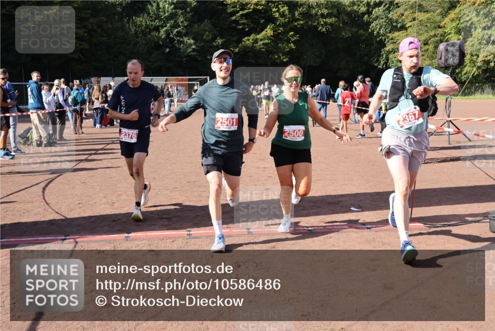 27.09.2026 - 35. Volkslauf durch das schöne Alstertal Strokosch-Dieckow http://msf.ph/oto/10586486 27.09.2026 12:10:04 Ziel 2328, 2367, 2376, 2431, 2500, 2501 meine-sportfotos.de