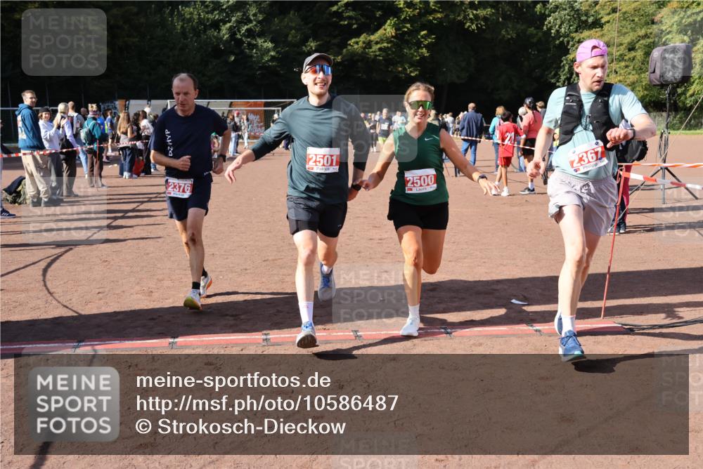 27.09.2026 - 35. Volkslauf durch das schöne Alstertal Strokosch-Dieckow http://msf.ph/oto/10586487 27.09.2026 12:10:04 Ziel 2328, 2367, 2376, 2431, 2500, 2501 meine-sportfotos.de