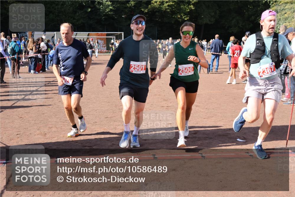 27.09.2026 - 35. Volkslauf durch das schöne Alstertal Strokosch-Dieckow http://msf.ph/oto/10586489 27.09.2026 12:10:04 Ziel 2328, 2367, 2376, 2431, 2500, 2501 meine-sportfotos.de