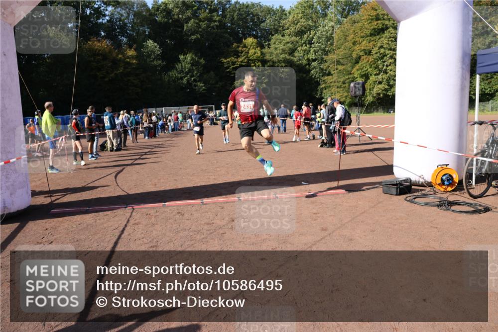 27.09.2026 - 35. Volkslauf durch das schöne Alstertal Strokosch-Dieckow http://msf.ph/oto/10586495 27.09.2026 12:10:01 Ziel 2367, 2376, 2431, 2500, 2501 meine-sportfotos.de