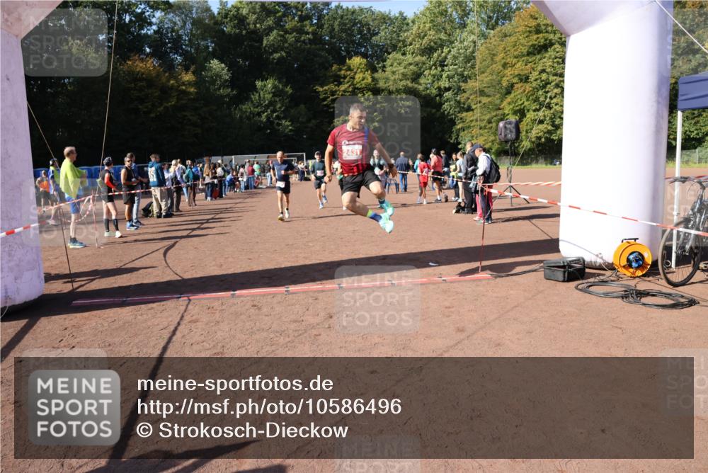27.09.2026 - 35. Volkslauf durch das schöne Alstertal Strokosch-Dieckow http://msf.ph/oto/10586496 27.09.2026 12:10:01 Ziel 2367, 2376, 2431, 2500, 2501 meine-sportfotos.de