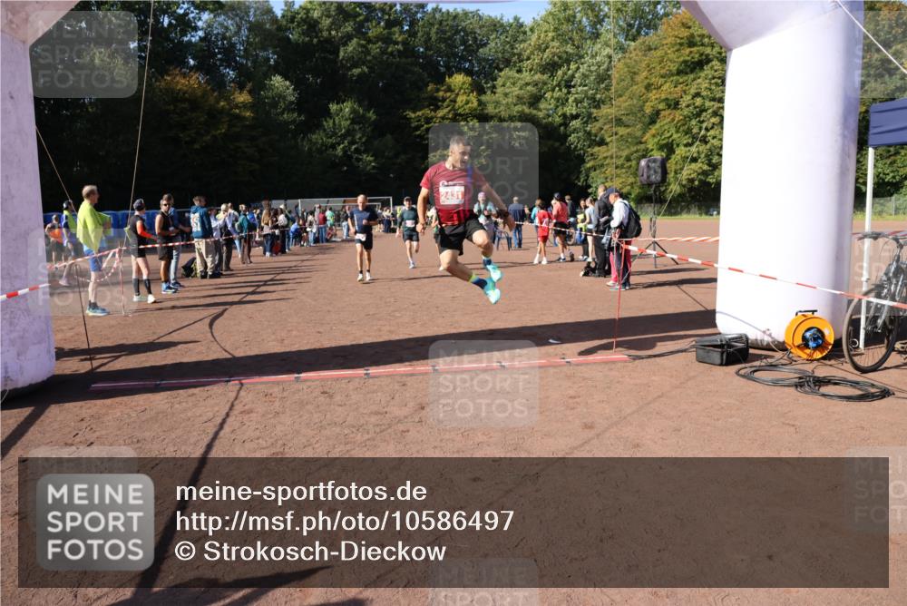 27.09.2026 - 35. Volkslauf durch das schöne Alstertal Strokosch-Dieckow http://msf.ph/oto/10586497 27.09.2026 12:10:01 Ziel 2367, 2376, 2431, 2500, 2501 meine-sportfotos.de