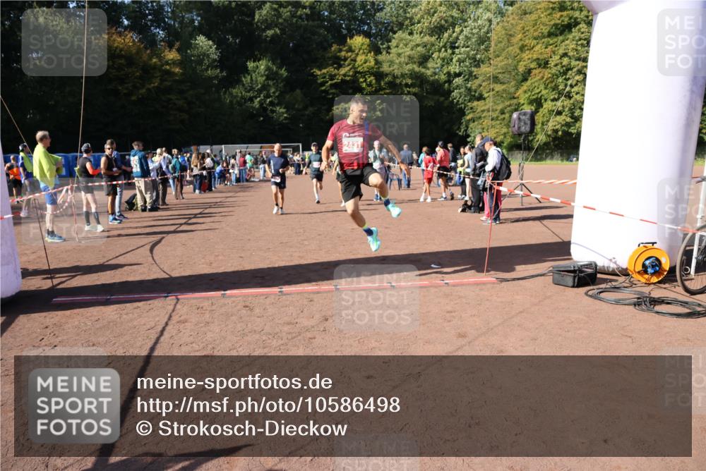 27.09.2026 - 35. Volkslauf durch das schöne Alstertal Strokosch-Dieckow http://msf.ph/oto/10586498 27.09.2026 12:10:01 Ziel 2367, 2376, 2431, 2500, 2501 meine-sportfotos.de