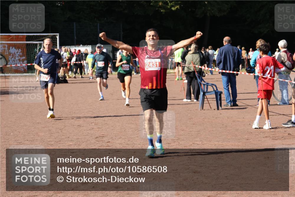 27.09.2026 - 35. Volkslauf durch das schöne Alstertal Strokosch-Dieckow http://msf.ph/oto/10586508 27.09.2026 12:09:59 Ziel 2367, 2376, 2431, 2500, 2501 meine-sportfotos.de
