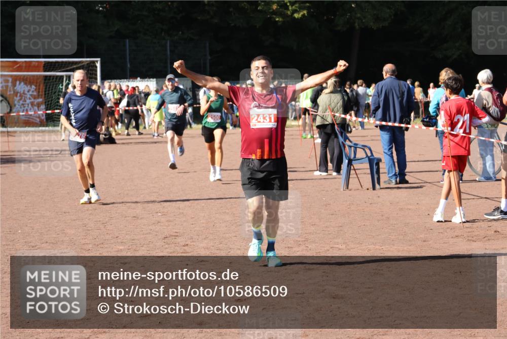27.09.2026 - 35. Volkslauf durch das schöne Alstertal Strokosch-Dieckow http://msf.ph/oto/10586509 27.09.2026 12:09:59 Ziel 2367, 2376, 2431, 2500, 2501 meine-sportfotos.de