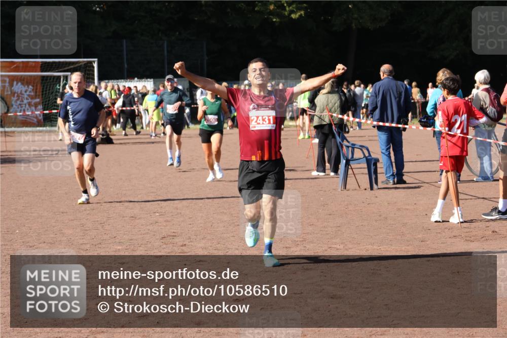 27.09.2026 - 35. Volkslauf durch das schöne Alstertal Strokosch-Dieckow http://msf.ph/oto/10586510 27.09.2026 12:09:59 Ziel 2367, 2376, 2431, 2500, 2501 meine-sportfotos.de