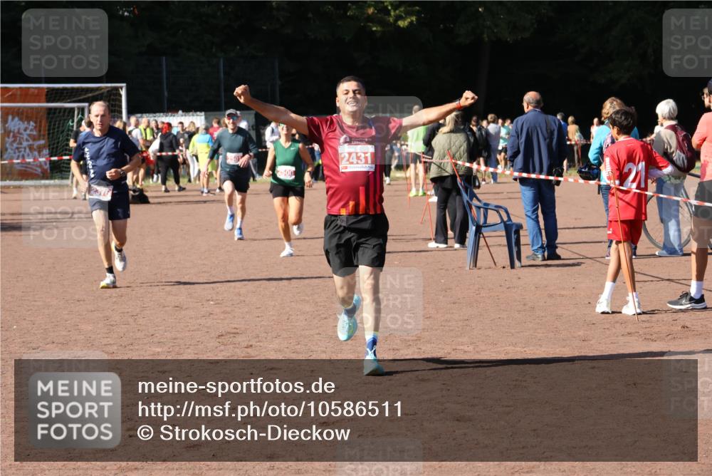 27.09.2026 - 35. Volkslauf durch das schöne Alstertal Strokosch-Dieckow http://msf.ph/oto/10586511 27.09.2026 12:09:59 Ziel 2367, 2376, 2431, 2500, 2501 meine-sportfotos.de