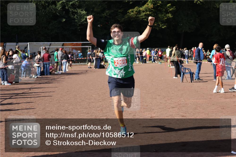 27.09.2026 - 35. Volkslauf durch das schöne Alstertal Strokosch-Dieckow http://msf.ph/oto/10586512 27.09.2026 12:09:44 Ziel 2294, 2417, 2969 meine-sportfotos.de