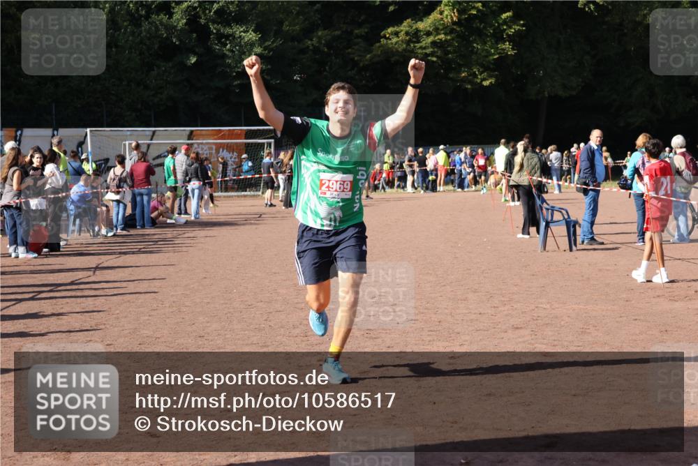 27.09.2026 - 35. Volkslauf durch das schöne Alstertal Strokosch-Dieckow http://msf.ph/oto/10586517 27.09.2026 12:09:44 Ziel 2294, 2417, 2969 meine-sportfotos.de