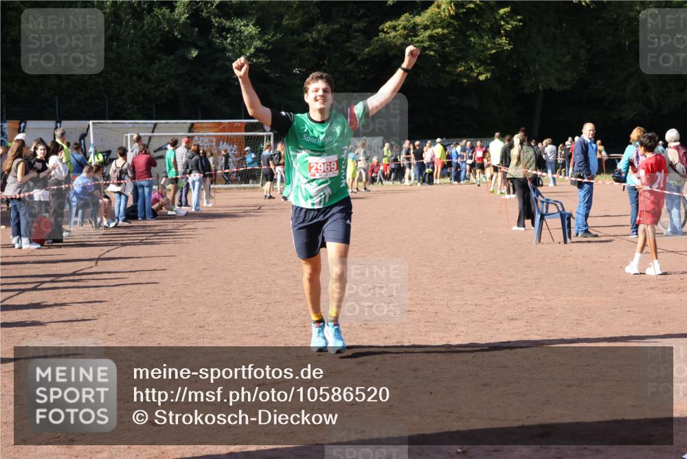 27.09.2026 - 35. Volkslauf durch das schöne Alstertal Strokosch-Dieckow http://msf.ph/oto/10586520 27.09.2026 12:09:44 Ziel 2294, 2417, 2969 meine-sportfotos.de