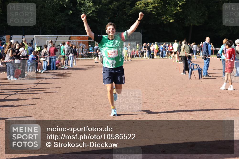 27.09.2026 - 35. Volkslauf durch das schöne Alstertal Strokosch-Dieckow http://msf.ph/oto/10586522 27.09.2026 12:09:44 Ziel 2294, 2417, 2969 meine-sportfotos.de