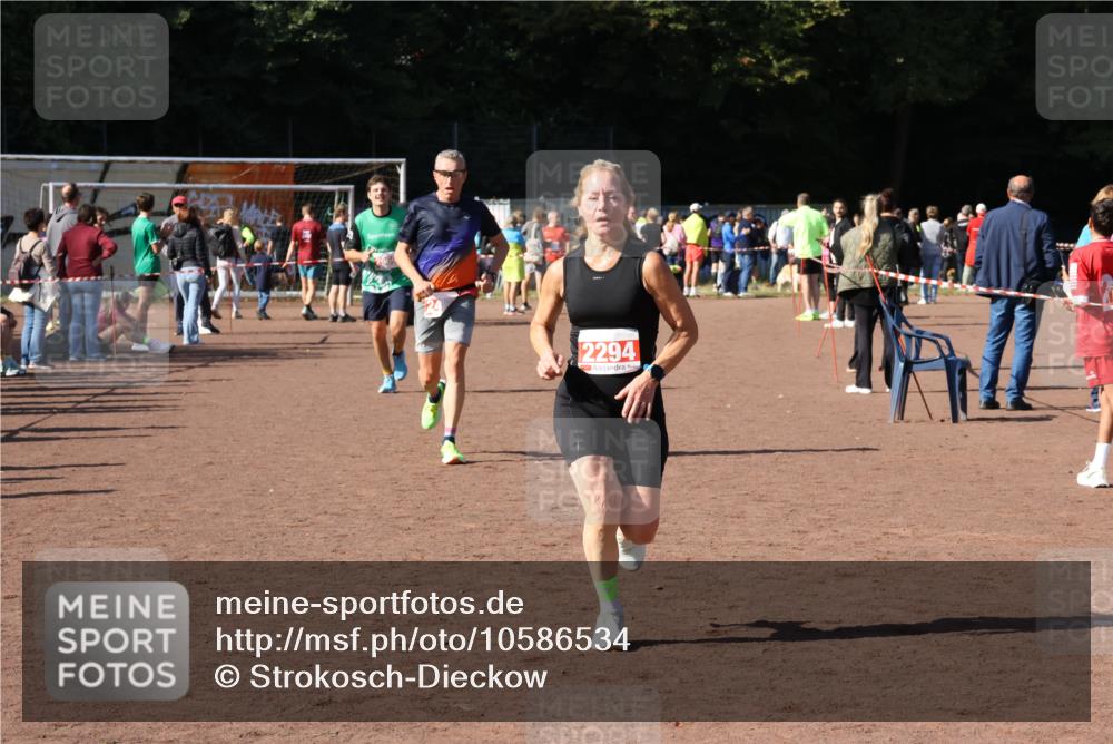27.09.2026 - 35. Volkslauf durch das schöne Alstertal Strokosch-Dieckow http://msf.ph/oto/10586534 27.09.2026 12:09:39 Ziel 2294, 2417, 2969 meine-sportfotos.de