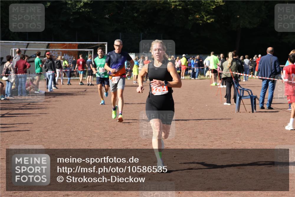 27.09.2026 - 35. Volkslauf durch das schöne Alstertal Strokosch-Dieckow http://msf.ph/oto/10586535 27.09.2026 12:09:39 Ziel 2294, 2417, 2969 meine-sportfotos.de