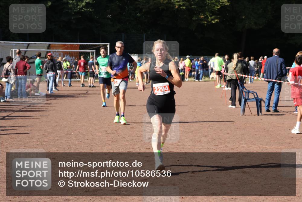 27.09.2026 - 35. Volkslauf durch das schöne Alstertal Strokosch-Dieckow http://msf.ph/oto/10586536 27.09.2026 12:09:39 Ziel 2294, 2417, 2969 meine-sportfotos.de