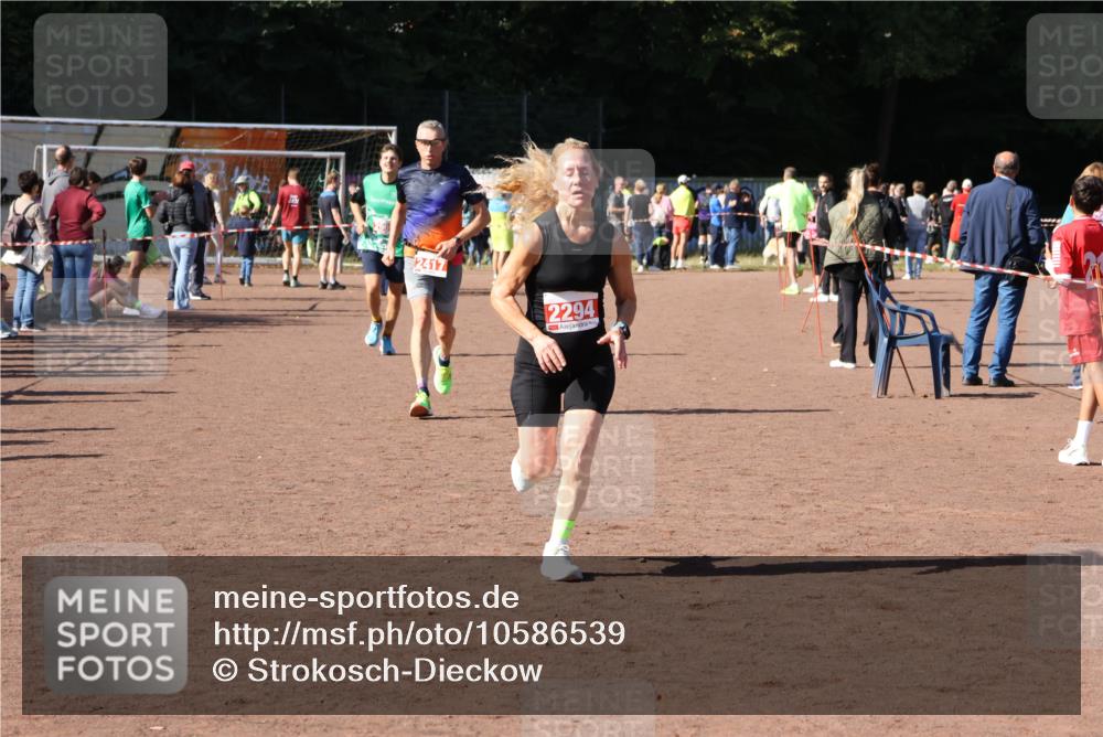 27.09.2026 - 35. Volkslauf durch das schöne Alstertal Strokosch-Dieckow http://msf.ph/oto/10586539 27.09.2026 12:09:39 Ziel 2294, 2417, 2969 meine-sportfotos.de