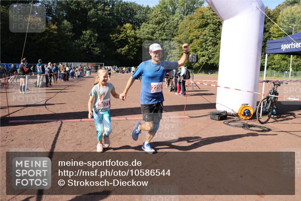 27.09.2026 - 35. Volkslauf durch das schöne Alstertal Strokosch-Dieckow http://msf.ph/oto/10586544 27.09.2026 12:09:34 Ziel 2255, 2294, 2417 meine-sportfotos.de