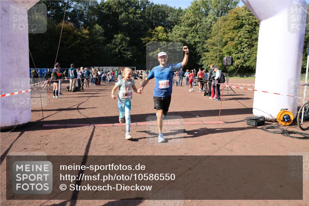 27.09.2026 - 35. Volkslauf durch das schöne Alstertal Strokosch-Dieckow http://msf.ph/oto/10586550 27.09.2026 12:09:33 Ziel 2255, 2294 meine-sportfotos.de