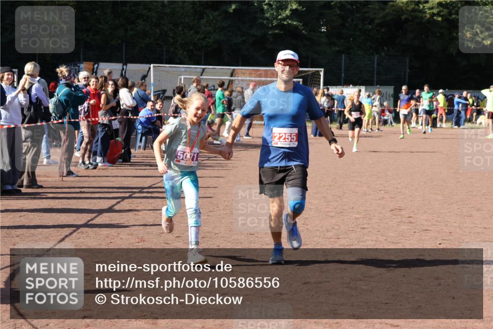 27.09.2026 - 35. Volkslauf durch das schöne Alstertal Strokosch-Dieckow http://msf.ph/oto/10586556 27.09.2026 12:09:32 Ziel 2255, 2294 meine-sportfotos.de