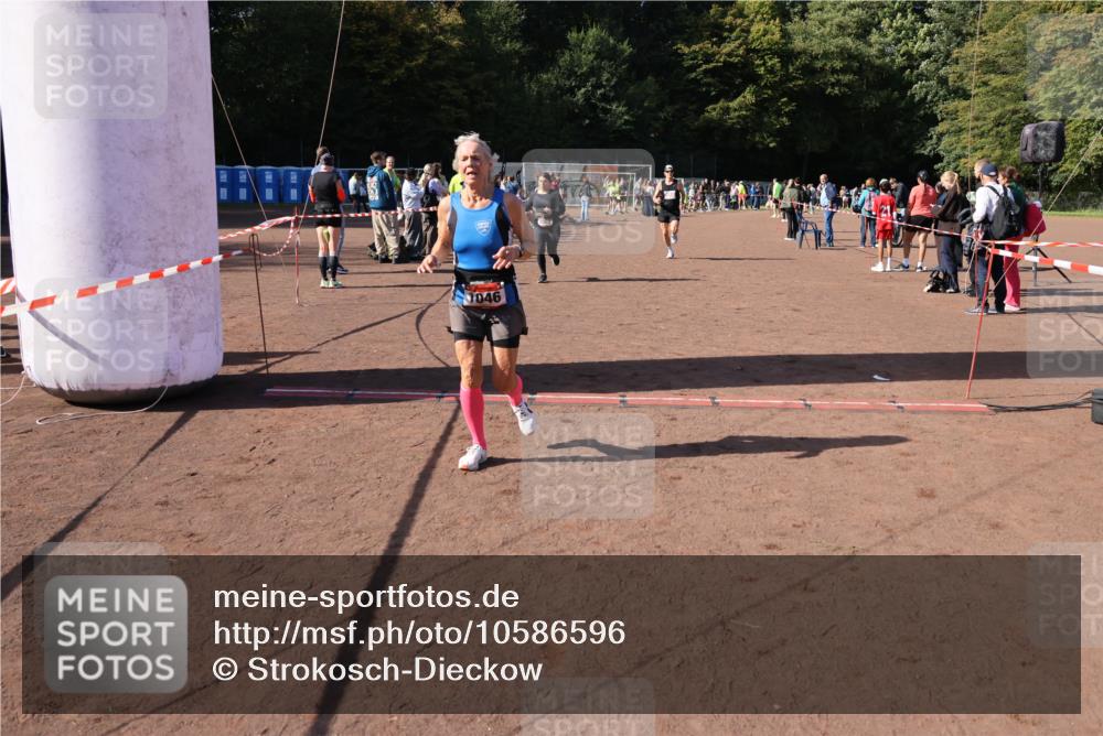 27.09.2026 - 35. Volkslauf durch das schöne Alstertal Strokosch-Dieckow http://msf.ph/oto/10586596 27.09.2026 12:08:57 Ziel 1046, 1062, 2014, 2056, 2273, 2409 meine-sportfotos.de