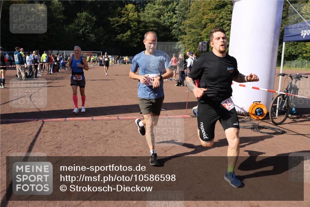 27.09.2026 - 35. Volkslauf durch das schöne Alstertal Strokosch-Dieckow http://msf.ph/oto/10586598 27.09.2026 12:08:56 Ziel 1046, 1062, 2014, 2056, 2273, 2409 meine-sportfotos.de