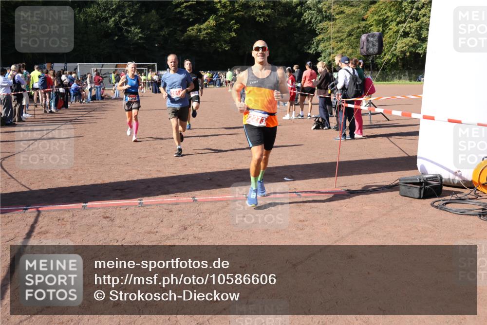 27.09.2026 - 35. Volkslauf durch das schöne Alstertal Strokosch-Dieckow http://msf.ph/oto/10586606 27.09.2026 12:08:54 Ziel 1046, 1062, 2014, 2056, 2273, 2409, 2411 meine-sportfotos.de