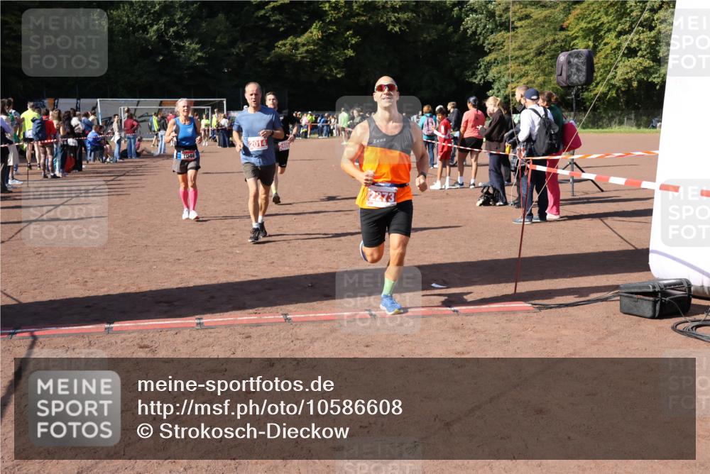 27.09.2026 - 35. Volkslauf durch das schöne Alstertal Strokosch-Dieckow http://msf.ph/oto/10586608 27.09.2026 12:08:54 Ziel 1046, 1062, 2014, 2056, 2273, 2409, 2411 meine-sportfotos.de