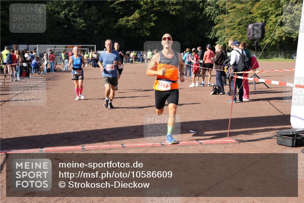 27.09.2026 - 35. Volkslauf durch das schöne Alstertal Strokosch-Dieckow http://msf.ph/oto/10586609 27.09.2026 12:08:54 Ziel 1046, 1062, 2014, 2056, 2273, 2409, 2411 meine-sportfotos.de
