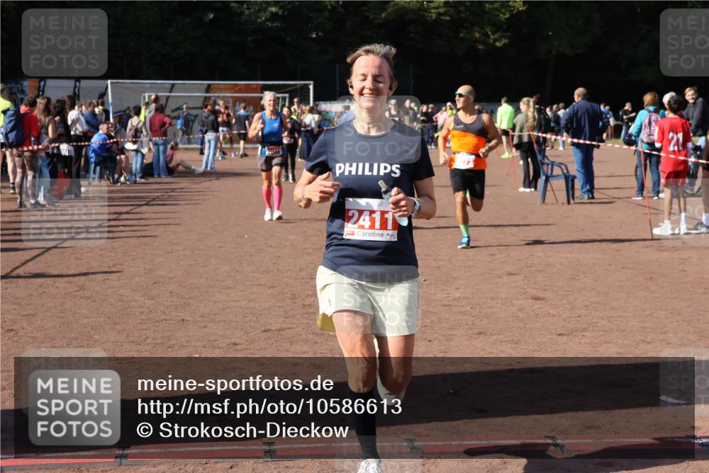 27.09.2026 - 35. Volkslauf durch das schöne Alstertal Strokosch-Dieckow http://msf.ph/oto/10586613 27.09.2026 12:08:52 Ziel 1046, 1062, 1569, 2014, 2056, 2273, 2409, 2411, 2442 meine-sportfotos.de