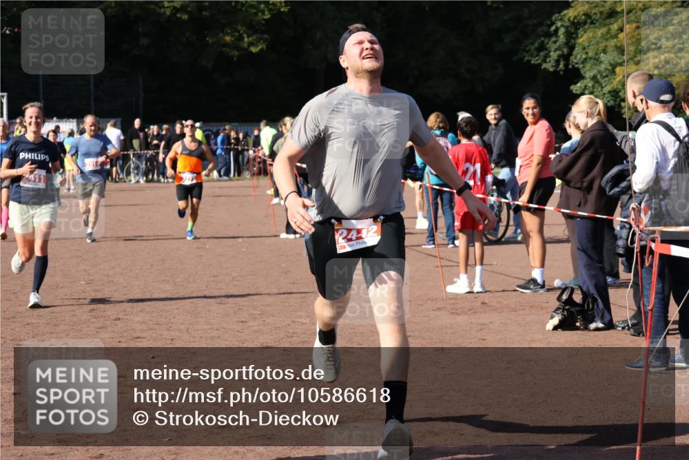 27.09.2026 - 35. Volkslauf durch das schöne Alstertal Strokosch-Dieckow http://msf.ph/oto/10586618 27.09.2026 12:08:49 Ziel 1046, 1569, 2014, 2273, 2409, 2411, 2442 meine-sportfotos.de