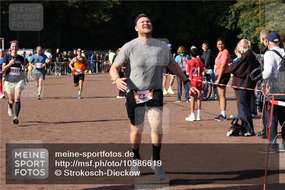 27.09.2026 - 35. Volkslauf durch das schöne Alstertal Strokosch-Dieckow http://msf.ph/oto/10586619 27.09.2026 12:08:49 Ziel 1046, 1569, 2014, 2273, 2409, 2411, 2442 meine-sportfotos.de